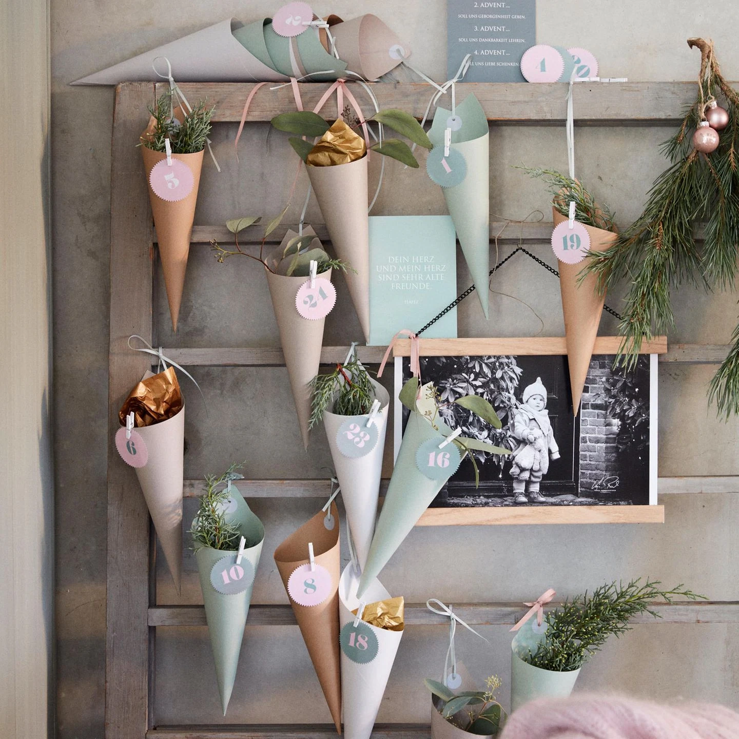 DIY Anleitung Adventskalender In Salbeigr n Und Ros Basteln LIVING AT HOME DIY Anleitung Adventskalender In Salbeigr n Und Ros Basteln LIVING AT HOME
