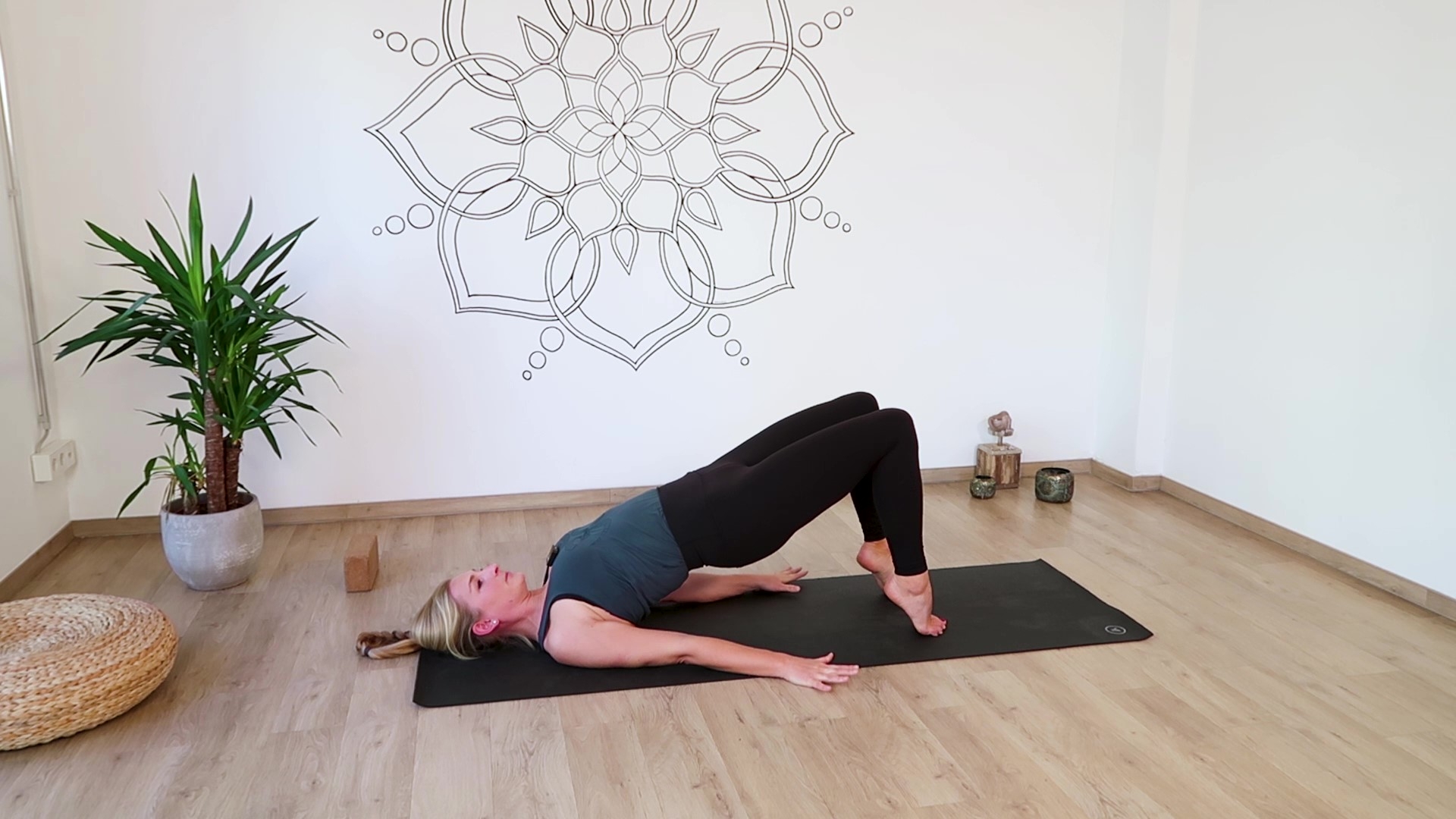 Schulterbr cke Im Yoga Asanas Erkl rt Auf Dem Yoga Individual Blog